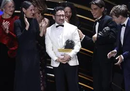 Juan Antonio Bayona, visiblemente emocionado, después de que 'La sociedad de la nieve' haya recibido el Goya a mejor película.