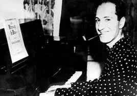 Gershwin sonríe en su piano.