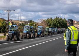 Tractores en la carretera de Briones, dirección Logroño.