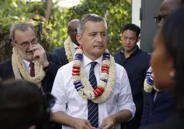 El ministro francés del Interior y de Ultramar, Gerald Darmanin, visitó un centro de vigilancia en Mamoudzou, en la isla de Mayotte, en junio de 2023.