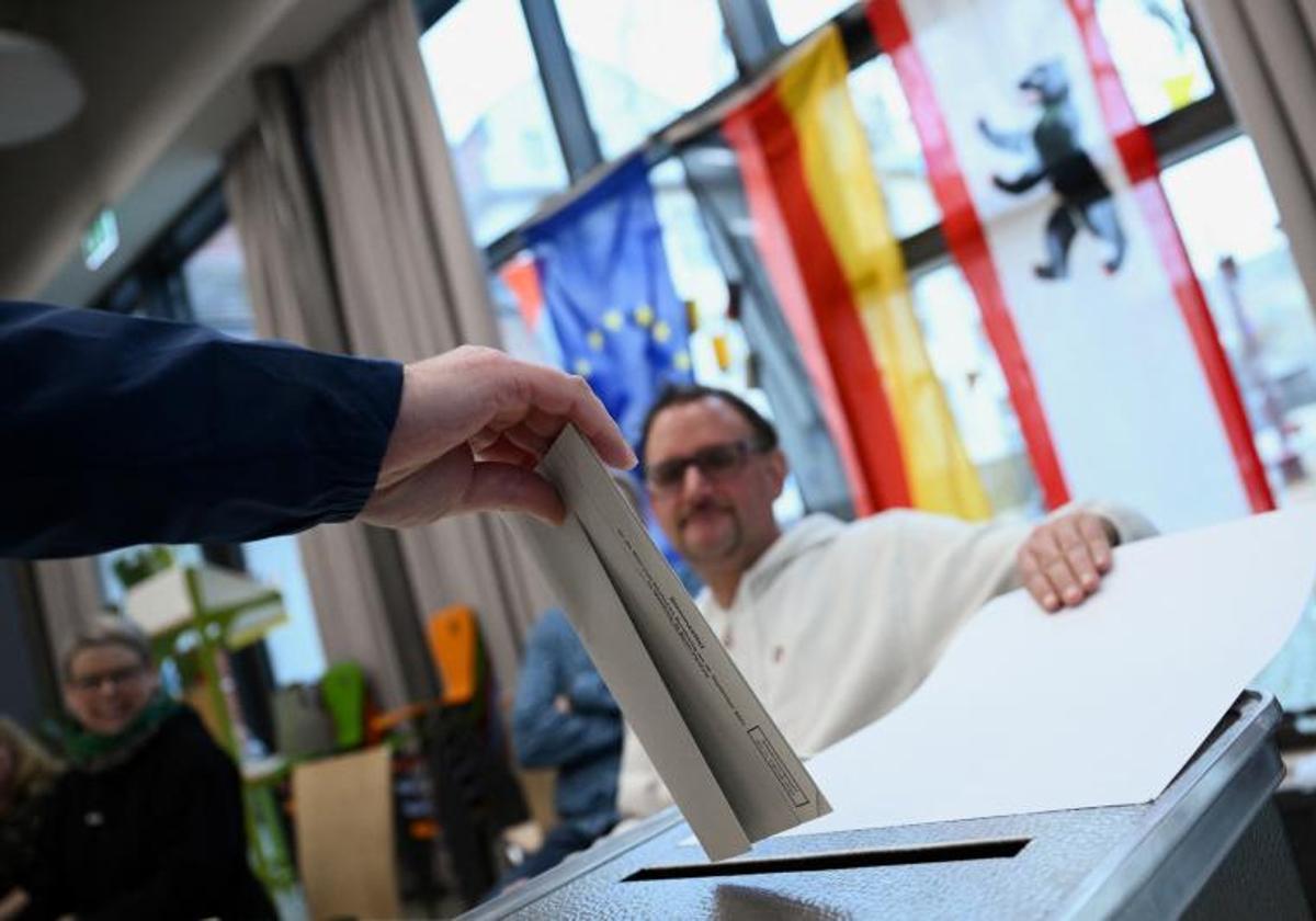 Un hombre emite su voto durante la elección parcial del Parlamento federal alemán.