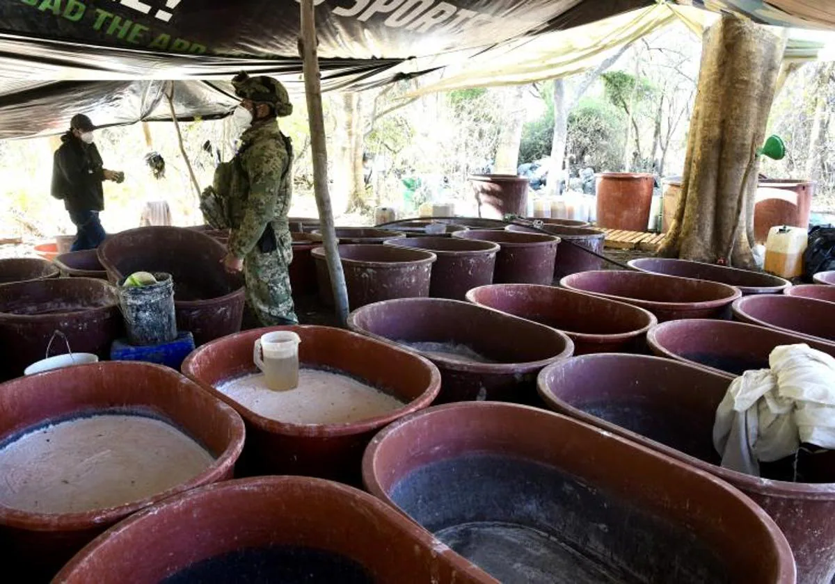 Soldados del Ejército custodian el laboratorio clandestino de droga sintética, descubierto en Quiriego Sonora.