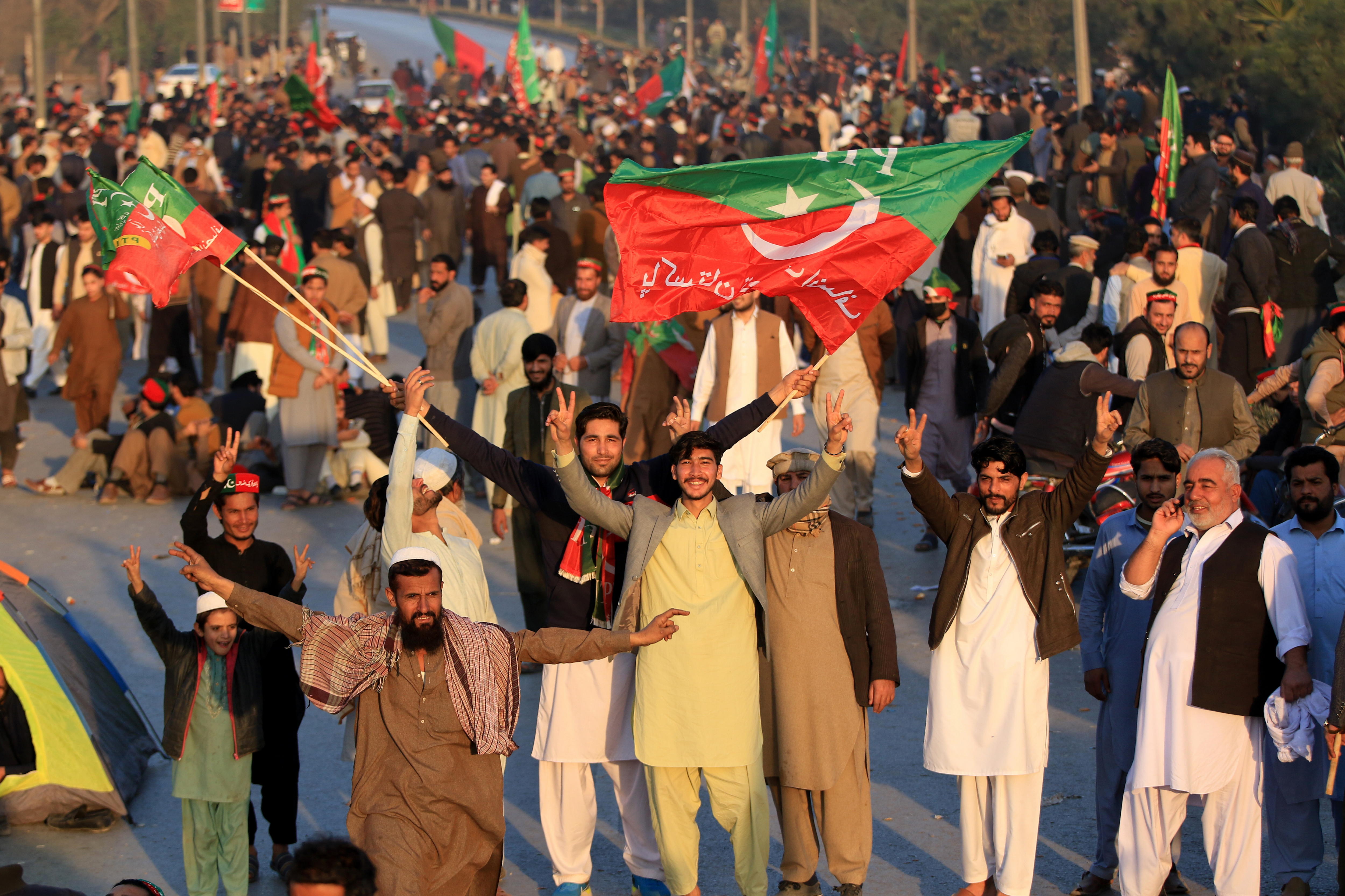 Pakistán vive pendiente de los militares tras las elecciones ganadas por el candidato preso