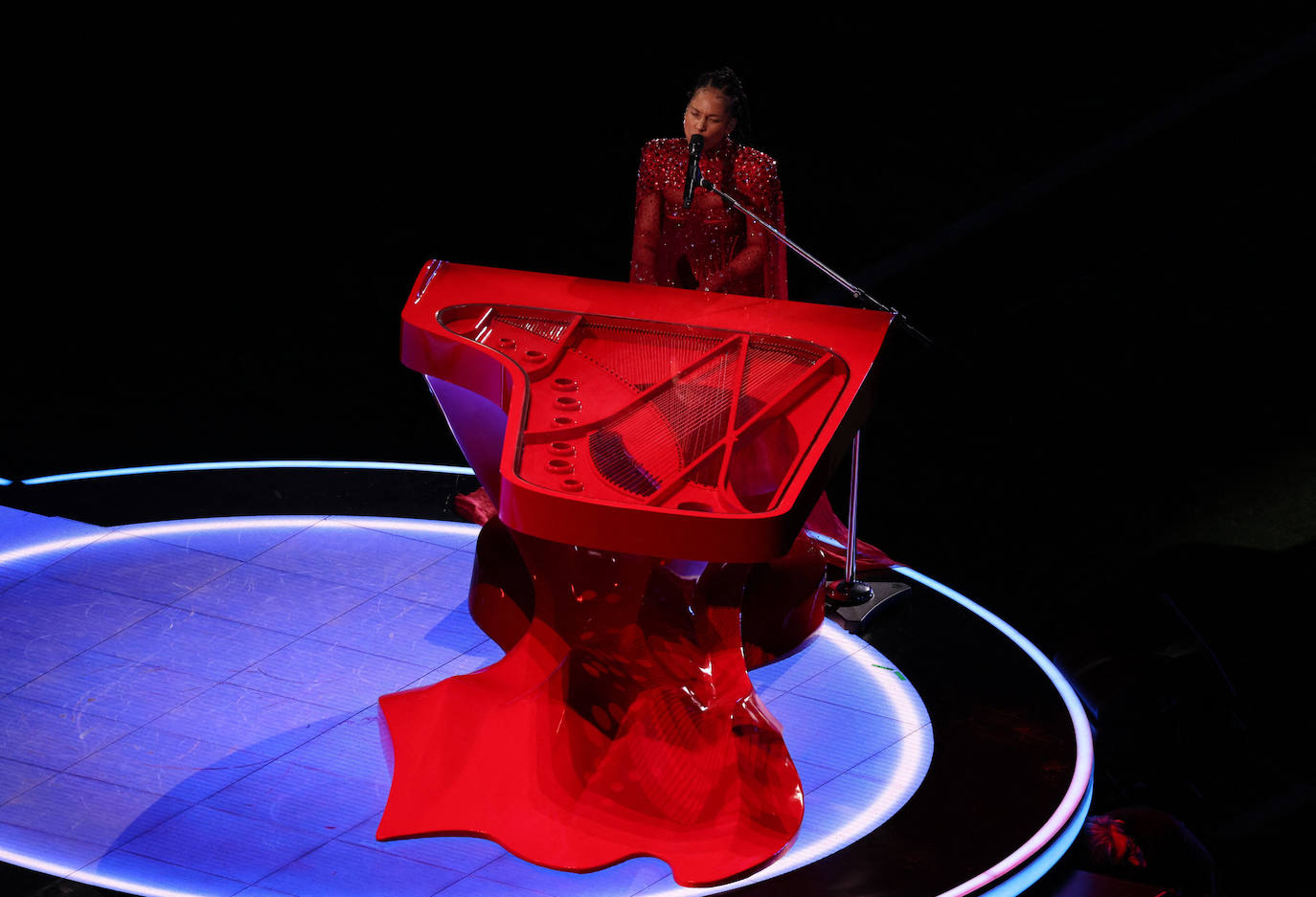 La cantante Alicia Keys se sumó a las actuaciones que convirtieron el descanso de la Super Bowl LVIII en uno de los shows más espectaculares que se han visto en mucho tiempo.