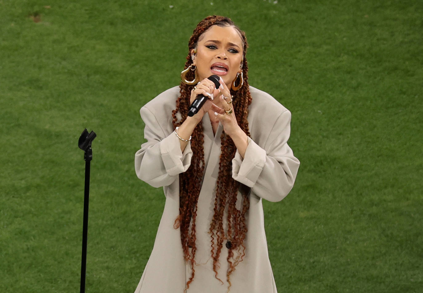 La cantante Andra Day entonó la letra de 'Lift Every Voice and Sing' antes del inicio del partido.