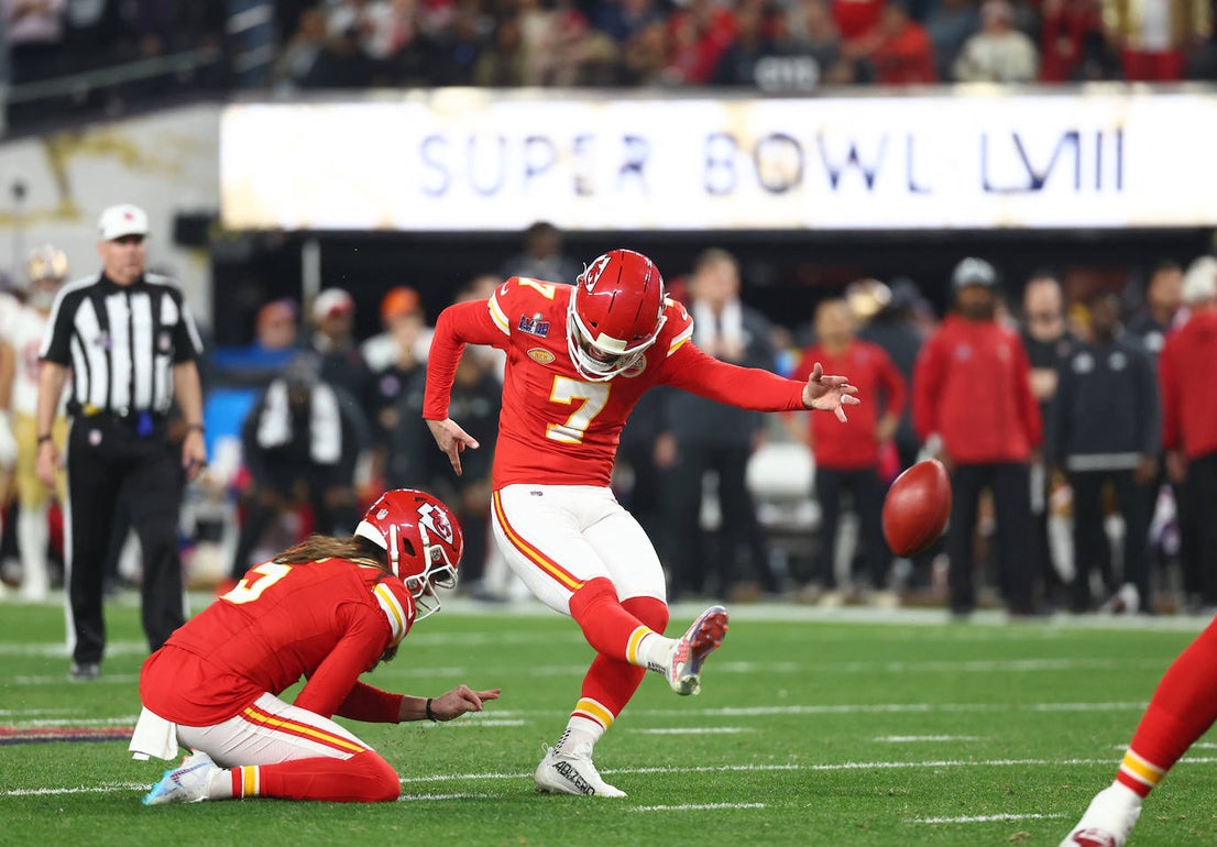 Harrison Butker volvió a salir al rescate de los Kansas City Chiefs anotando un field gal sobre la bocina que selló las tablas (19-19) y desencadenó una nueva prórroga en la Super Bowl, como en aquella legendaria final en la que los New England Patriots doblegaron a los Atlanta Falcons tras una épica remontada.