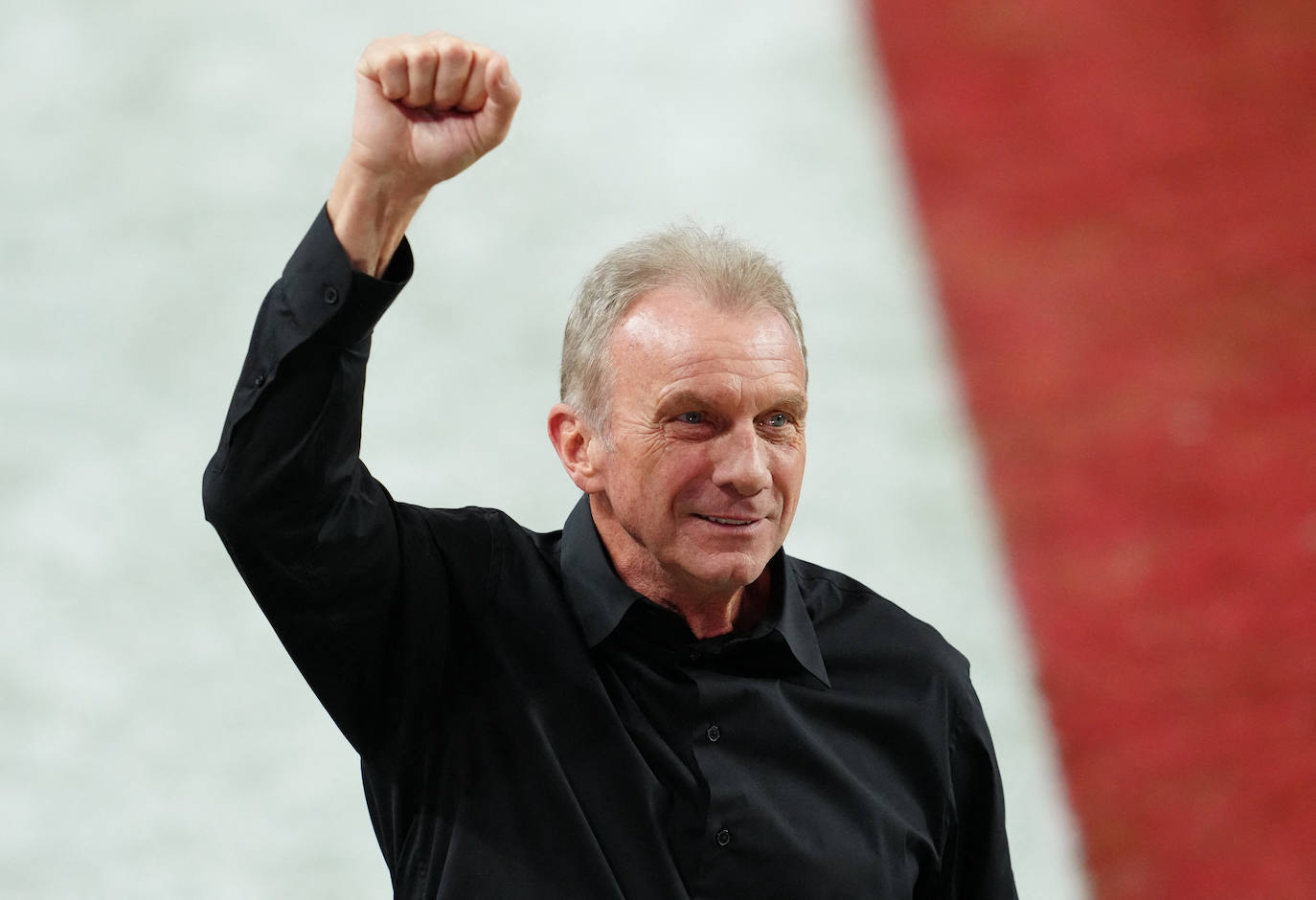 El mítico quarterback Joe Montana, cuatro veces campeón de la Super Bowl con los San Francisco 49ers y miembro también de la plantilla de los Kansas City Chiefs durante los dos últimos años de su carrera, no quiso perderse el espectacular duelo en el Allegiant Stadium de Las Vegas.