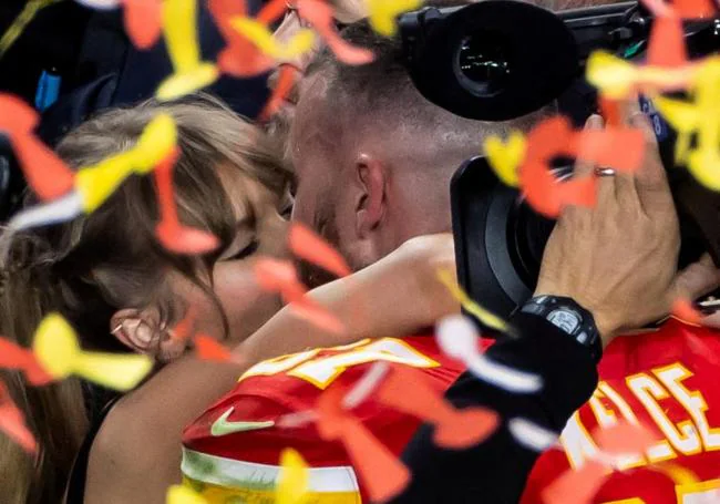 Taylor Swift besa a su novio, Travis Kelce, tras la victoria de los Kansas City Chiefs.