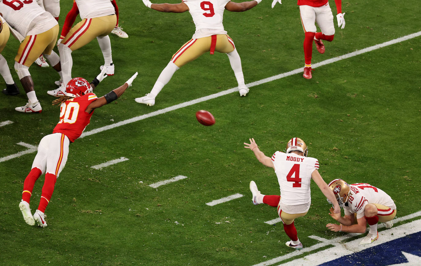 Jake Moody abrió el marcador para los San Francisco 49ers anotando un field goal desde 55 yardas, lo que establecía un nuevo récord de distancia en la Super Bowl.