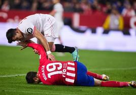 Álvaro Morata se duele sobre el césped del Sánchez Pizjuán.