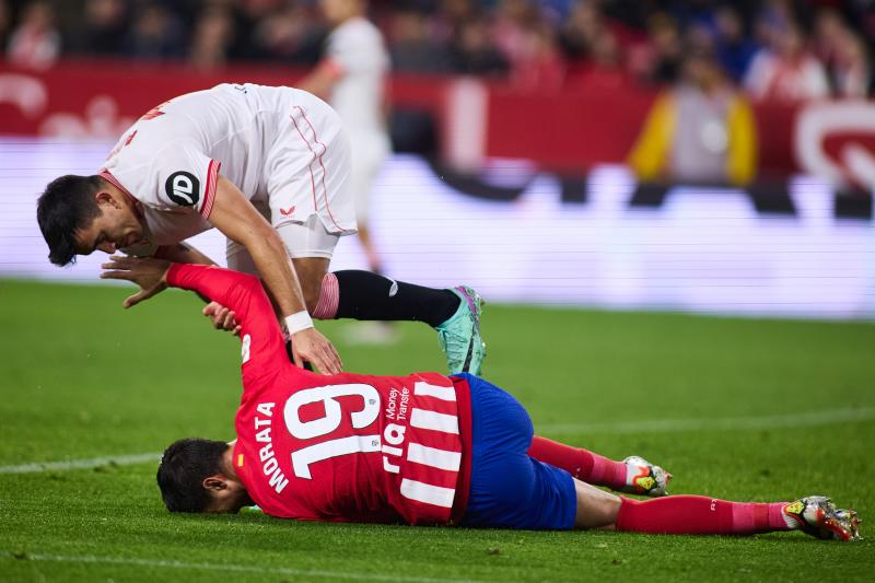 Álvaro Morata se duele sobre el césped del Sánchez Pizjuán.