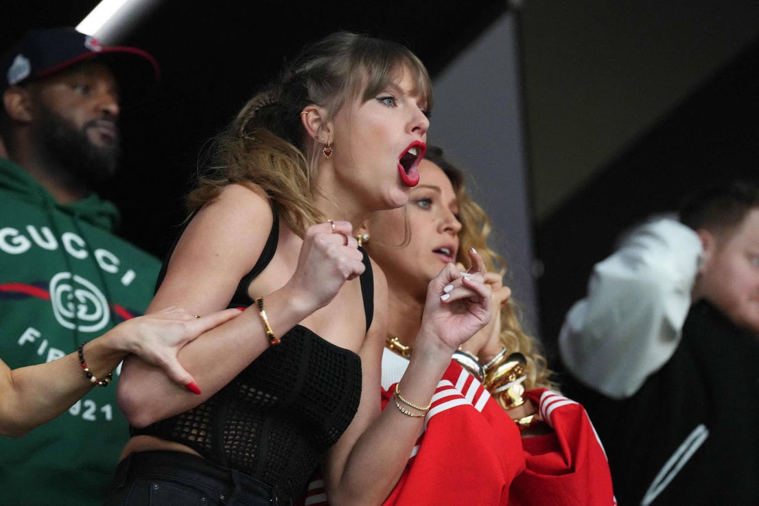 La defensa de los San Francisco 49ers hizo sufrir de lo lindo a Taylor Swift, que llegó a tiempo al Allegiant Stadium de Las Vegas para apoyar a su novio, Travis Kelce, tight end de los Kansas City Chiefs.