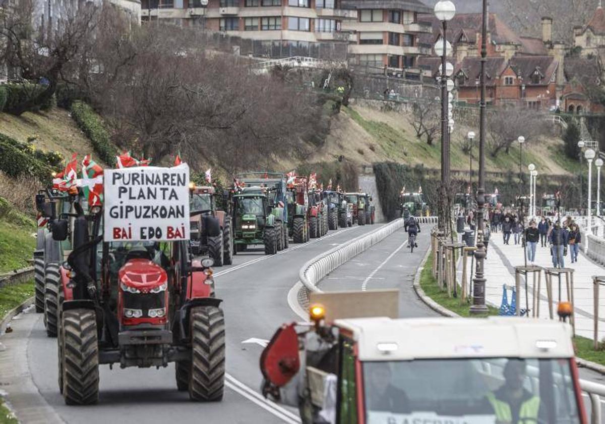 Decenas de tractores y otros vehículos agrarios causan problemas de tráfico en Gipuzkoa.