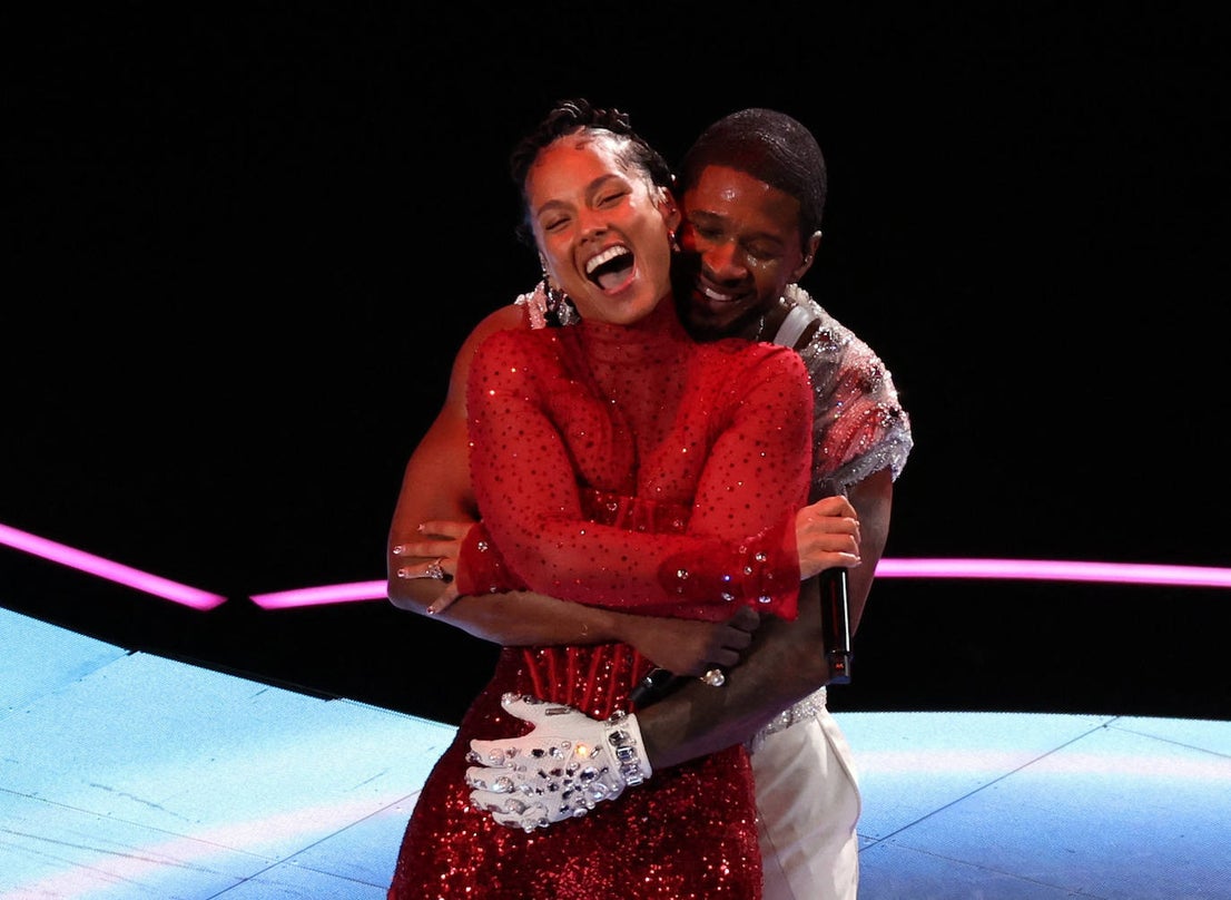 Usher y Alicia Keys lucieron complicidad durante las espectaculares actuaciones musicales que tuvieron lugar durante el descanso de la Super Bowl LVIII.