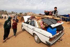 Una familia se dispone a dejar el sur de Gaza en busca de otro lugar donde refugiarse.