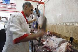 Un carnicero prepara una pieza de carne en Argel (Argelia).