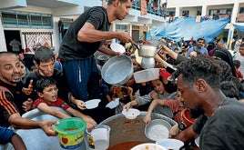 El reparto de alimentos por parte del personal de la ONU revela el grado de desesperación de los gazatíes por la falta de suministros