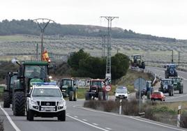 Varios agricultores y ganaderos circulan por la carretera en Torrejón de Velasco (madrid).