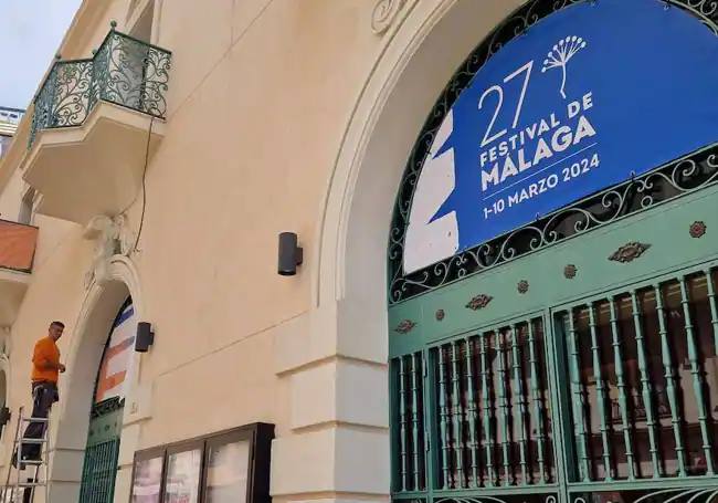 La cartelería del Festival de Málaga se instalaba este miércoles en el Albéniz