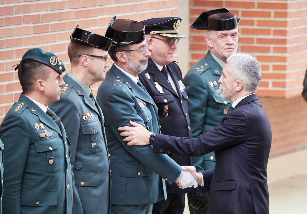 El ministro Fernando Grande-Marlaska en la capilla ardiente en Pamplona de uno de los guardias civiles fallecidos en Barbate