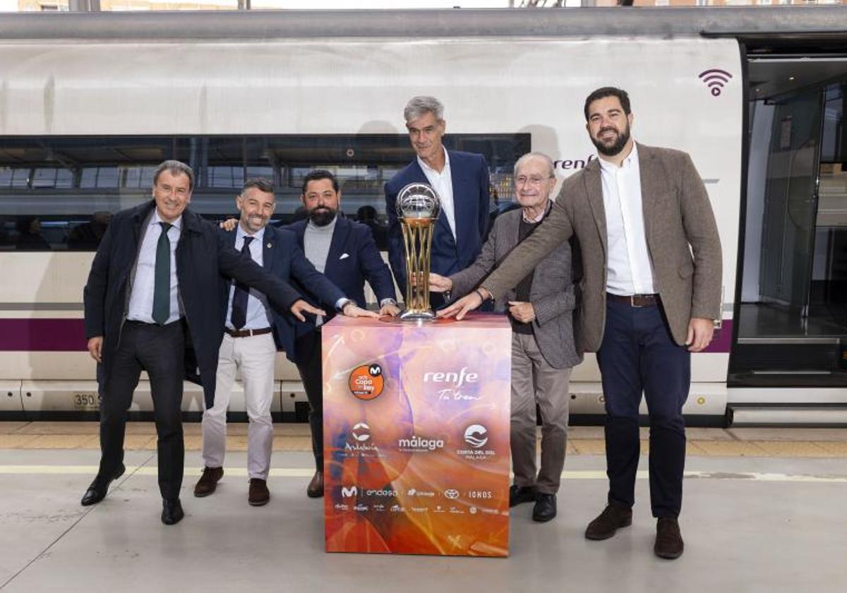 Antonio Martín, presidente de la ACB, posa con el trofeo de la Copa del Rey junto a las autoridades autonómicas y municipales.