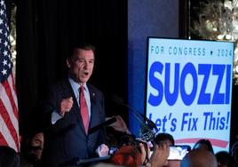 El candidato demócrata Tom Suozzi celebra su victoria en Nueva York.