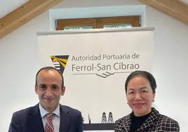 Francisco Barea, presidente de la Autoridad Portuaria de Ferrol-San Cibrao, junto a Zheng Fang, directora ejecutiva de Arcfox Automotive España y de CEV