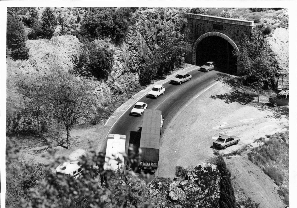 Parte del antiguo tramo de la N-IV en Despeñaperros que el Ministerio de Transportes quiere recuperar para uso recreativo.