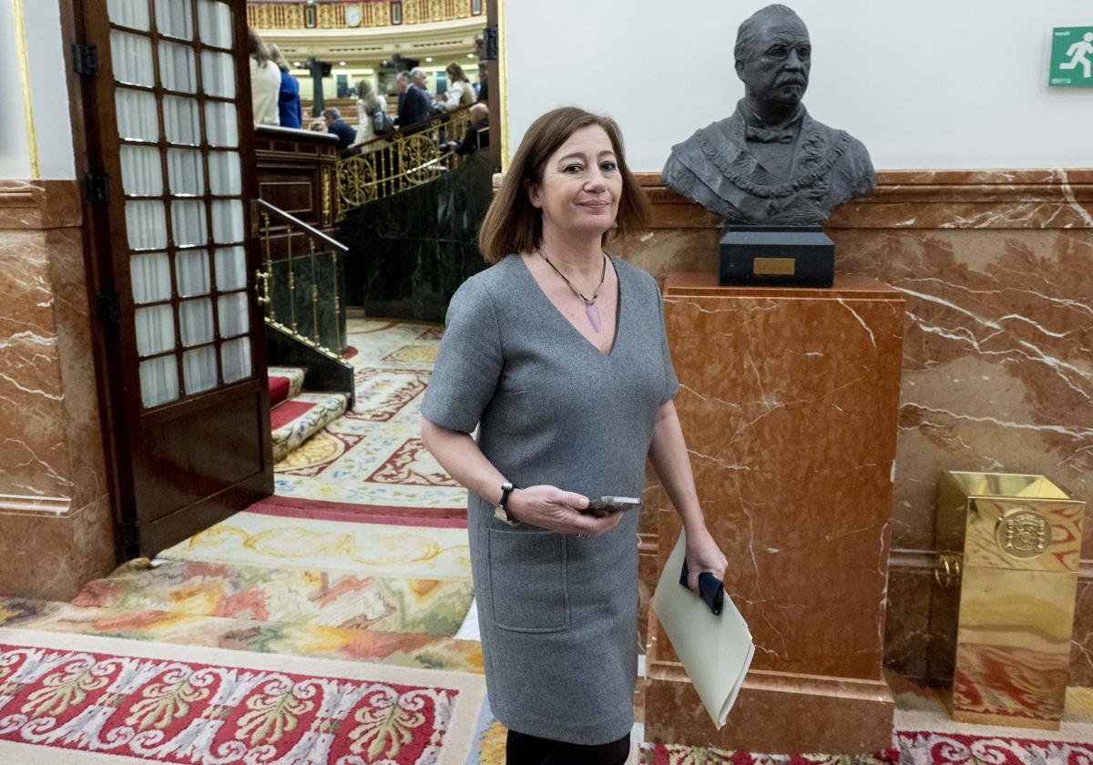 Francina Armengol abandona el pleno del Congreso.