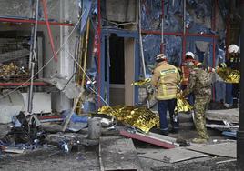 Servicios de emergencia rusos en la ciudad de Belgorod, donde un bombardeo que Moscú atribuye a Kiev habría matado este jueves a cinco personas.