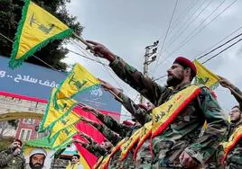 Combatientes de Hezbolá, en una ceremonia este jueves en la aldea libanesa de Jibshit, al sur de Beirut.