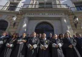 Magistrados y jueces de la Audiencia Provincial de Cádiz durante una concentración.