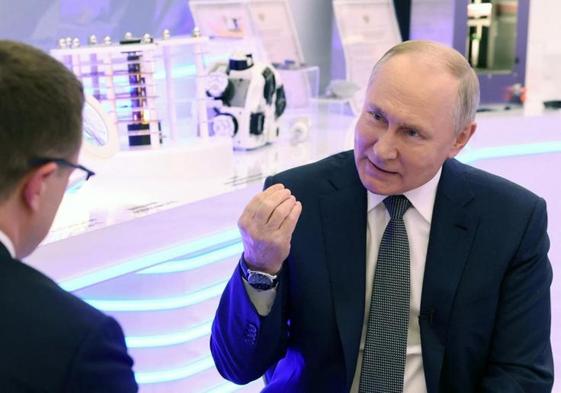 El presidente ruso, Vladímir Putin, en un momento de su entrevista con el periodista Pavel Zarubin