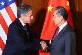 Antony Blinken, secretario de Estado de EE UU, saluda al ministro de Exteriores chino, Wang Yi.