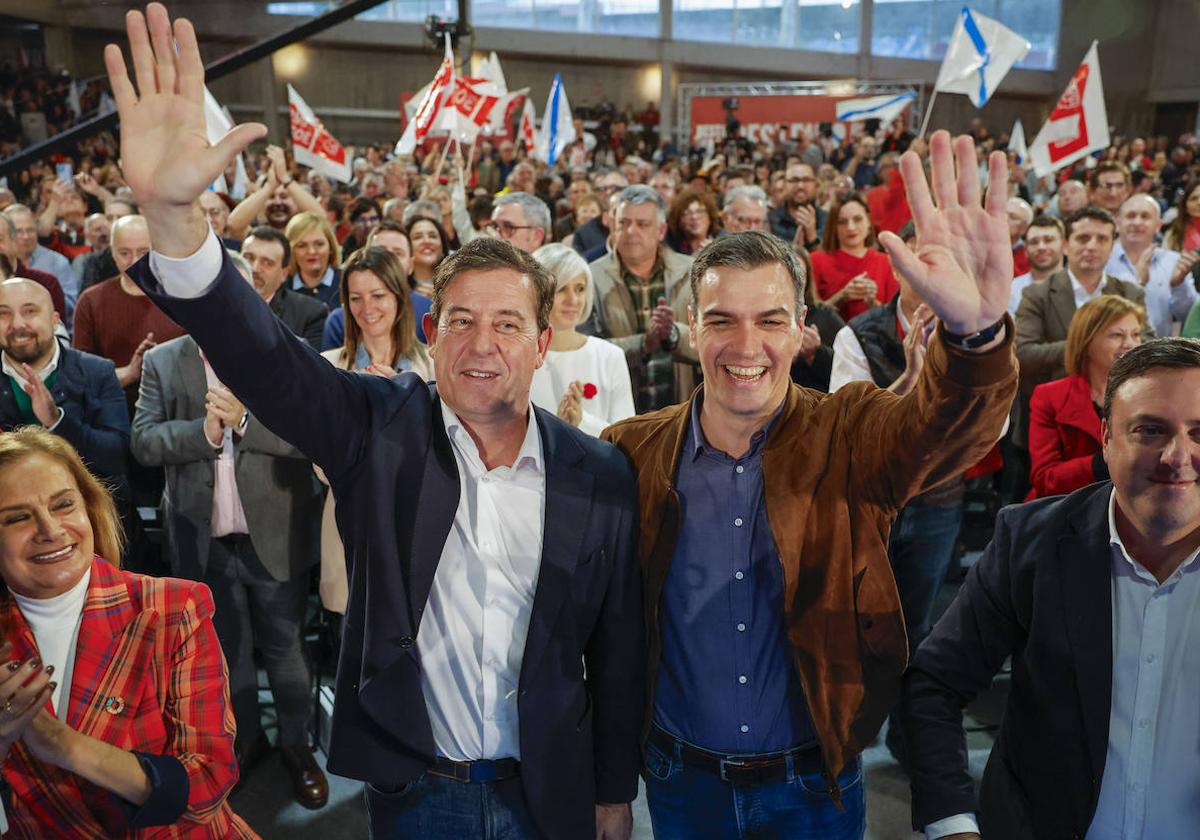 José Ramón Besteiro y Pedro Sánchez participan en el mitin de final de campaña del PSdG celebrado en Santiago de Compostela.