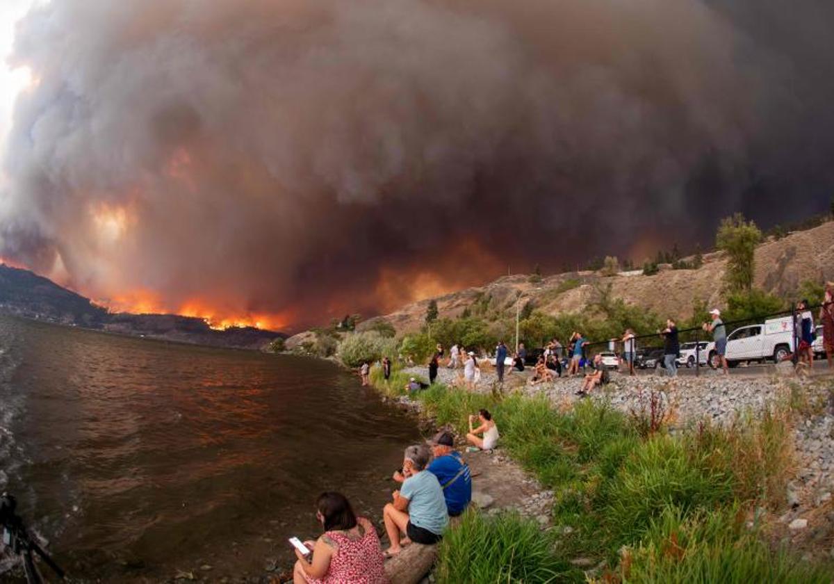 Residentes locales observan el incendio forestal que el pasado agosto azotó West Kelowna, en la provincia canadiense de Columbia Británica.