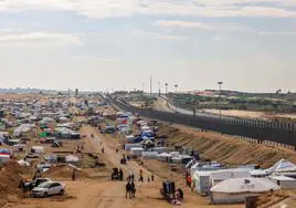 Desplazados palestinos en un campamento situado en la frontera entre Gaza y Egipto.