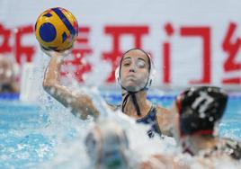 Anni Espar Llaquet en acción durante los cuartos de final de waterpolo femenino