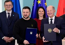 Volodímir Zelenski y Olaf Scholz posan tras la firma del acuerdo este viernes en Berlín.