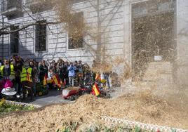 Varios agricultores tiran heno frente a delegación de Gobierno en Cantabria.