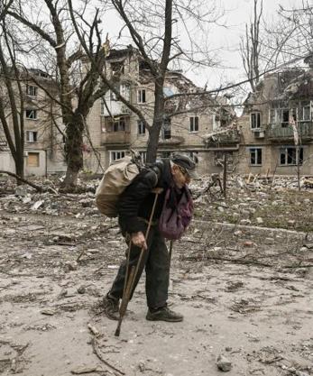 Imagen secundaria 2 - Un mortero es disparado hacia posiciones rusas en Avdiivka, donde la devastación es total.