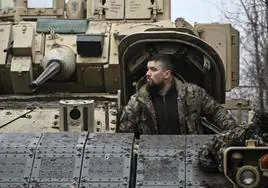 Un militar ucraniano monta vigilancia desde un carro de combate en Avdivka.