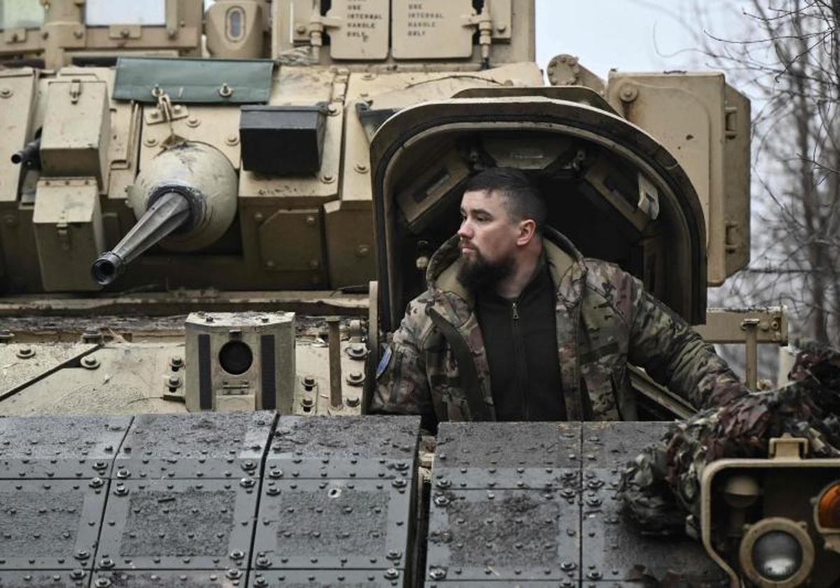 Un militar ucraniano monta vigilancia desde un carro de combate en Avdivka.