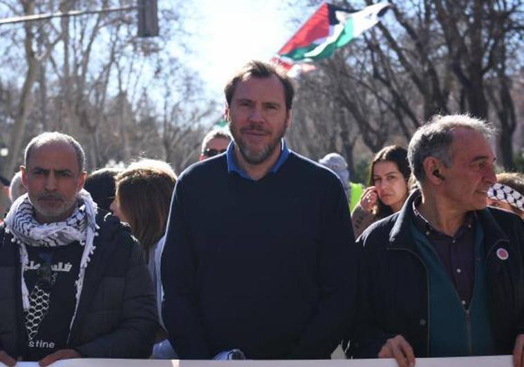 El ministro socialista Óscar Puente participa en la manifestación de este sábado en Madrid en defensa del pueblo palestino.