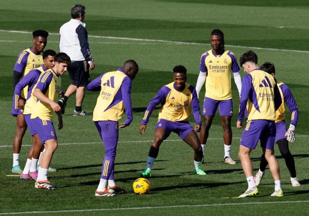 Los jugadores del Real Madrid, durante el último entrenamiento previo al duelo con el Rayo.