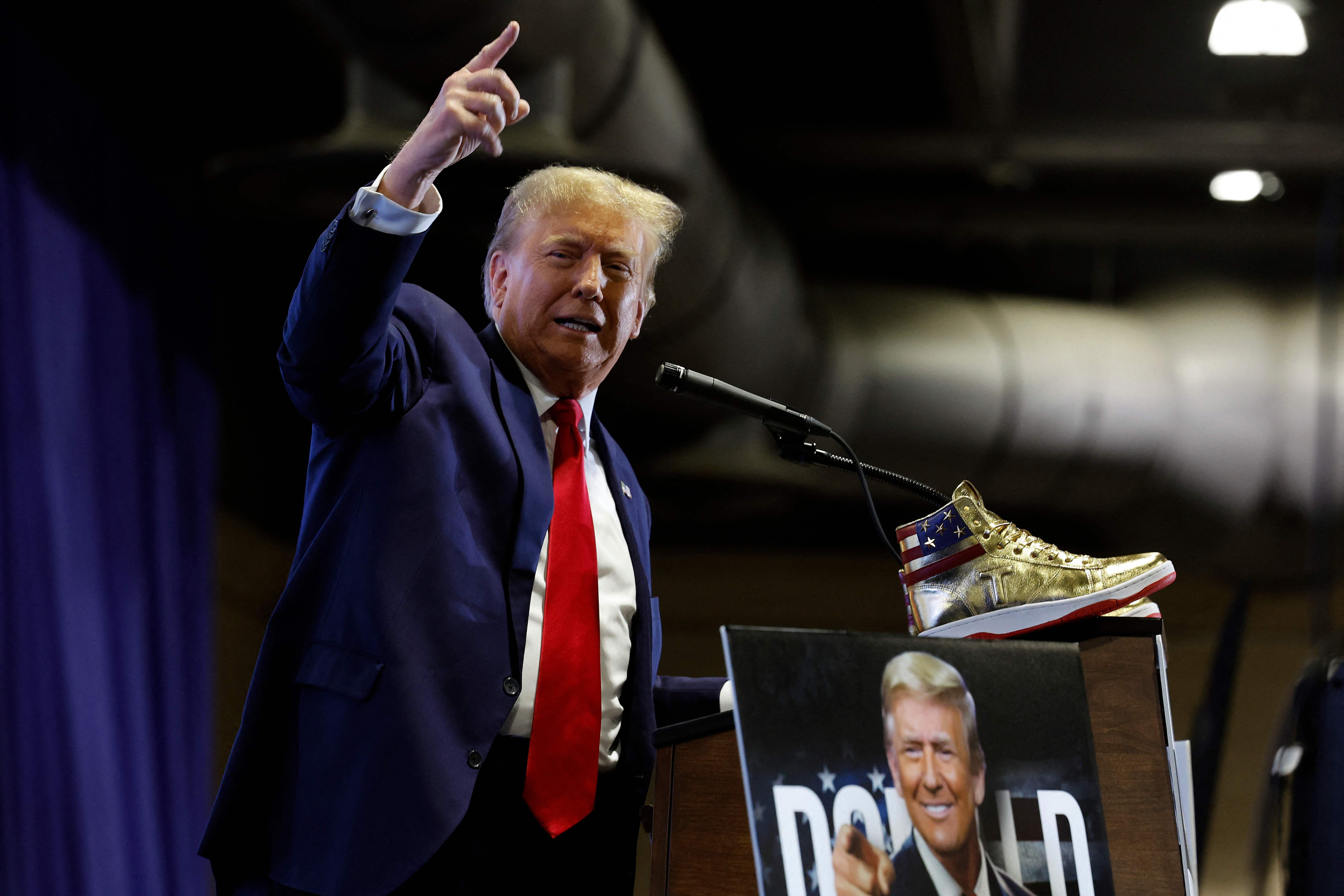 Trump se lanza a vender zapatillas para «verdaderos patriotas que nunca se rinden»