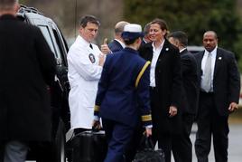 El jefe médico del presidente durante 14 años Ronny Jackson con bata blanca, en una caravana presidencial.