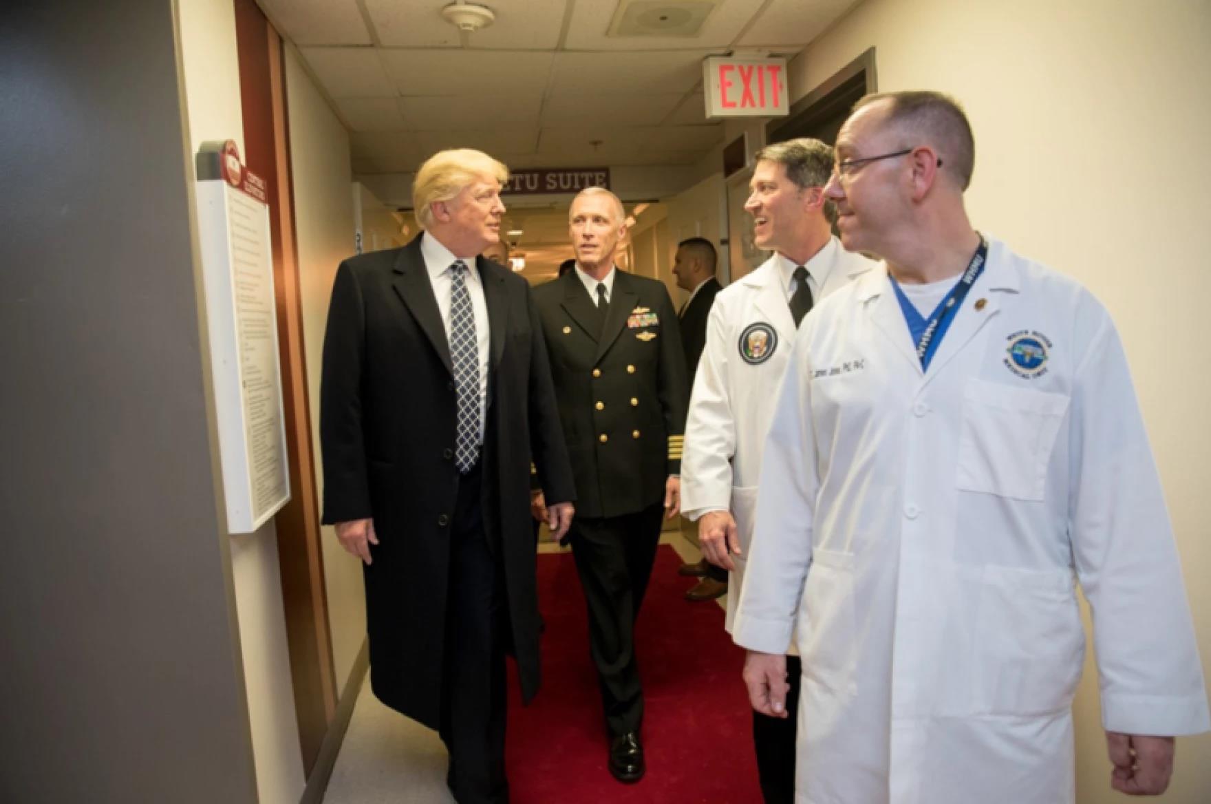 Donald Trump, con el staff médico del Hospital Cedar Creek y su doctor personal en 2018.