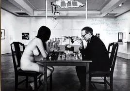 Marcel Duchamp jugando al ajedrez con Eva Babiz en su primera retrospectiva en el Pasadena Art Museum. Octubre 1963
