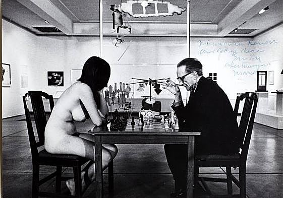Marcel Duchamp jugando al ajedrez con Eva Babiz en su primera retrospectiva en el Pasadena Art Museum. Octubre 1963
